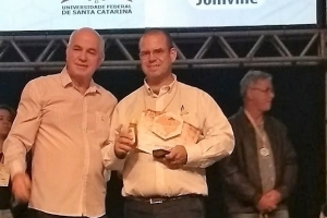 Empresrio  premiado no XXII Congresso Brasileiro de Apicultura de Joinville - SC